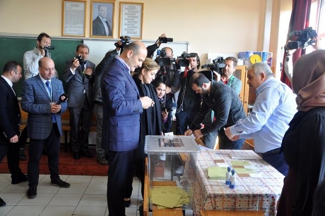 Siyasetçiler referandum için sandık başında