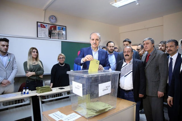 Siyasetçiler referandum için sandık başında