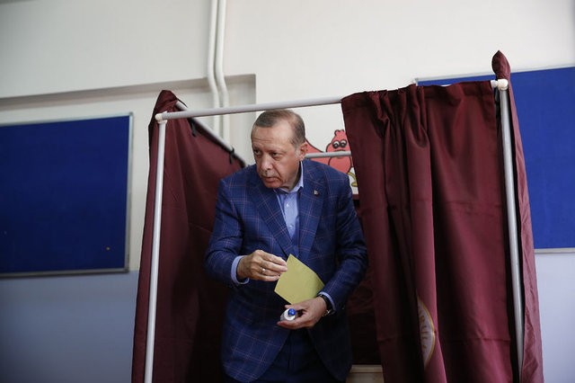 Siyasetçiler referandum için sandık başında