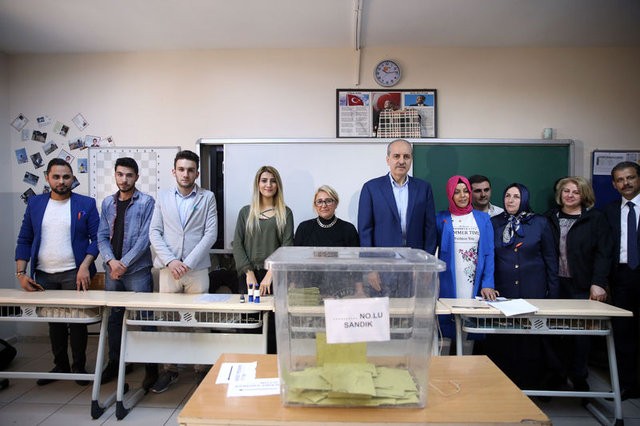 Siyasetçiler referandum için sandık başında