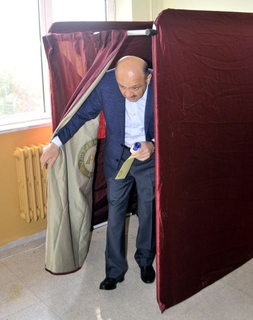 Siyasetçiler referandum için sandık başında