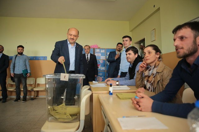 Siyasetçiler referandum için sandık başında