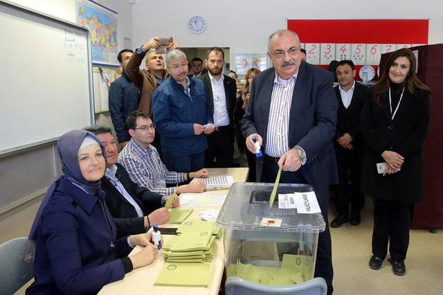 Siyasetçiler referandum için sandık başında