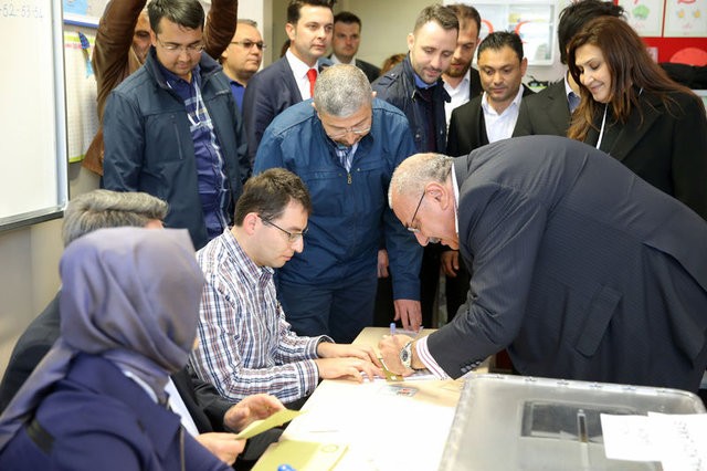 Siyasetçiler referandum için sandık başında