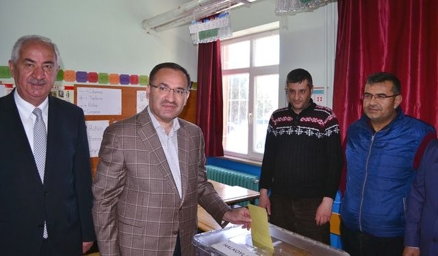 Siyasetçiler referandum için sandık başında