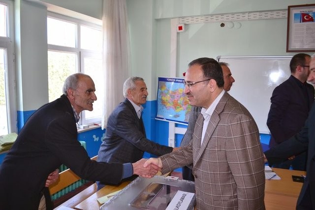 Siyasetçiler referandum için sandık başında