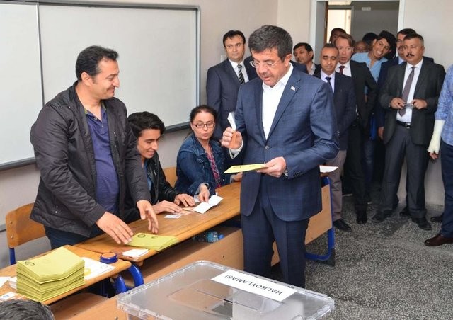 Siyasetçiler referandum için sandık başında