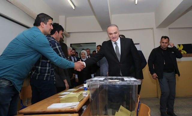 Siyasetçiler referandum için sandık başında