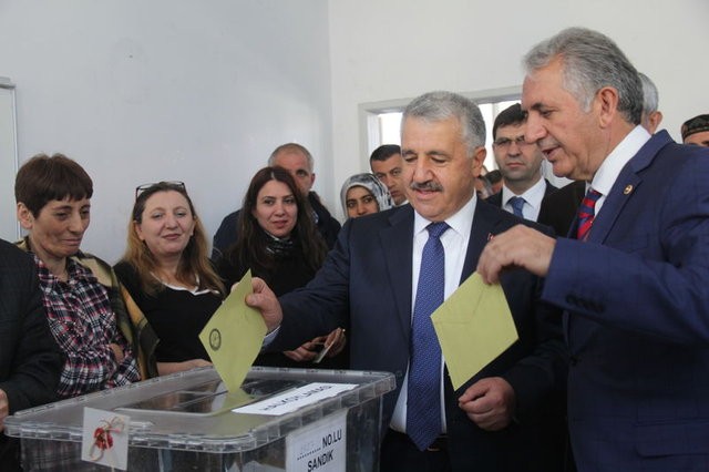 Siyasetçiler referandum için sandık başında