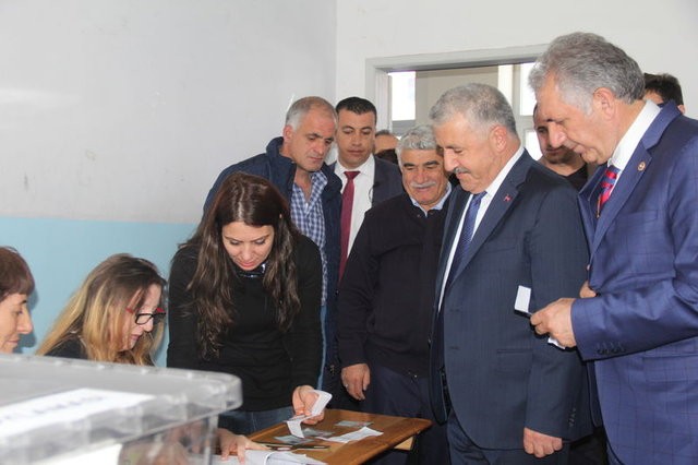 Siyasetçiler referandum için sandık başında