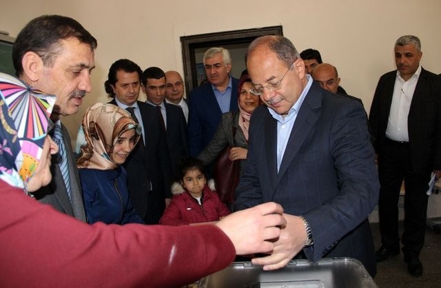 Siyasetçiler referandum için sandık başında