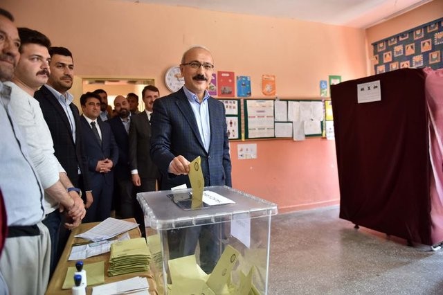 Siyasetçiler referandum için sandık başında