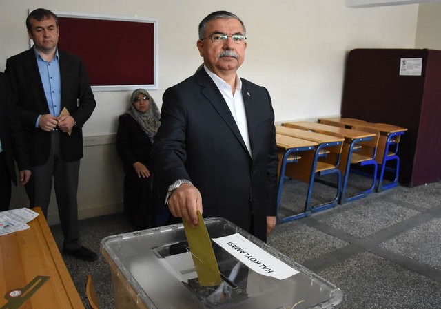 Siyasetçiler referandum için sandık başında