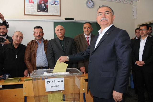 Siyasetçiler referandum için sandık başında