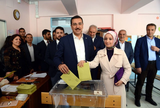 Siyasetçiler referandum için sandık başında