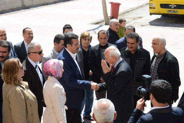 Siyasetçiler referandum için sandık başında