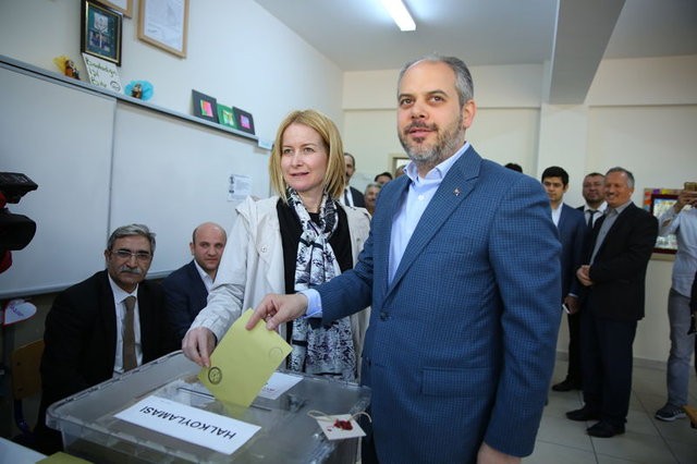 Siyasetçiler referandum için sandık başında