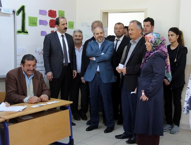 Siyasetçiler referandum için sandık başında