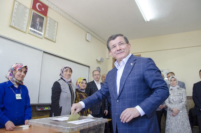 Siyasetçiler referandum için sandık başında