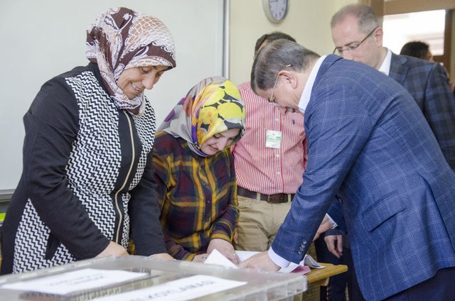 Siyasetçiler referandum için sandık başında