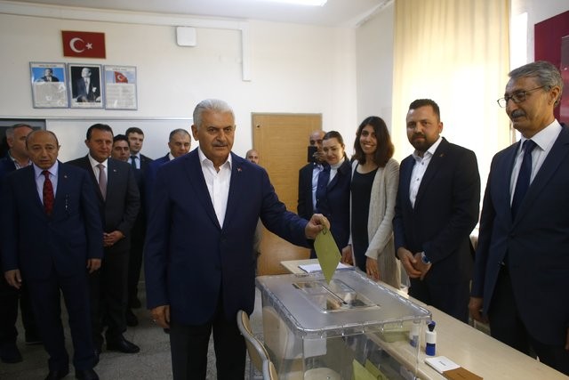 Siyasetçiler referandum için sandık başında