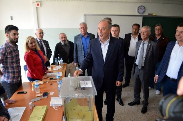 Siyasetçiler referandum için sandık başında