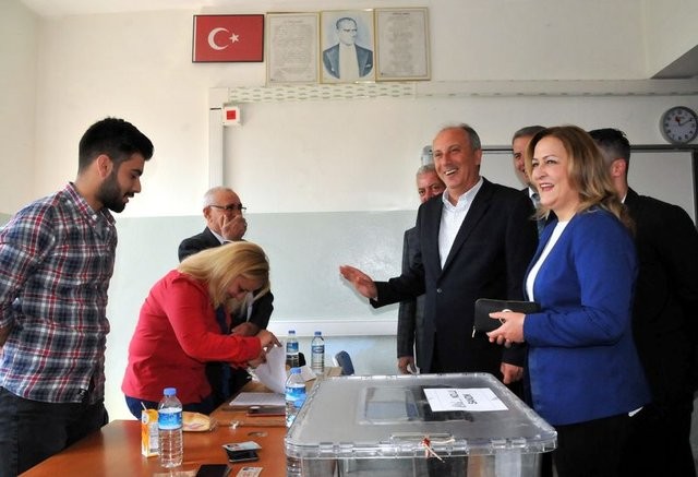 Siyasetçiler referandum için sandık başında