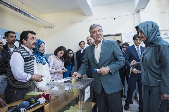 Siyasetçiler referandum için sandık başında