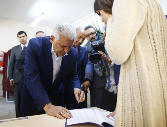 Siyasetçiler referandum için sandık başında