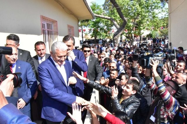 Siyasetçiler referandum için sandık başında