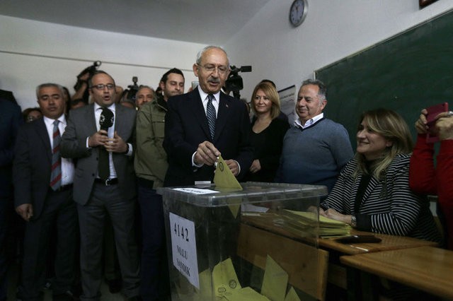 Siyasetçiler referandum için sandık başında