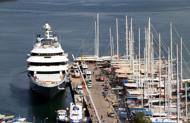 Rus işadamı lüks yatıyla Fethiye'ye geldi