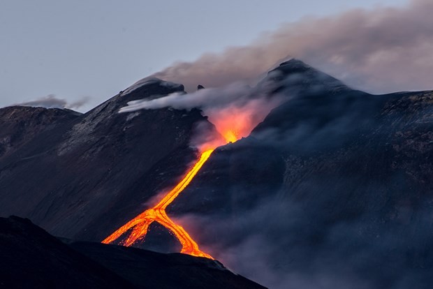 Etna hala püskürtüyor