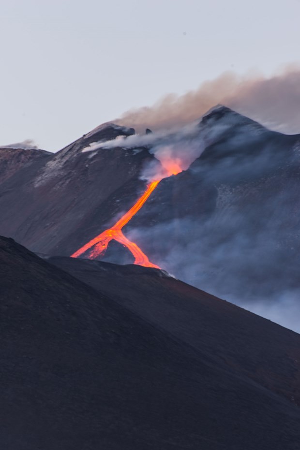 Etna hala püskürtüyor