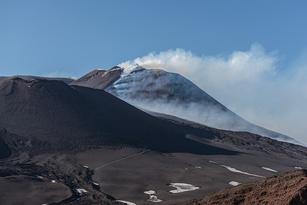 Etna hala püskürtüyor