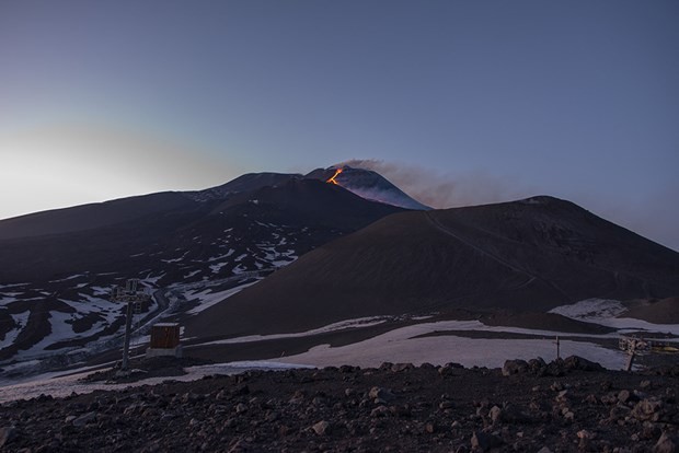 Etna hala püskürtüyor