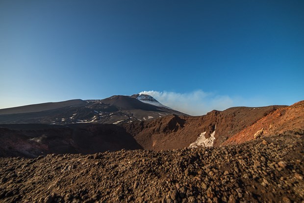 Etna hala püskürtüyor