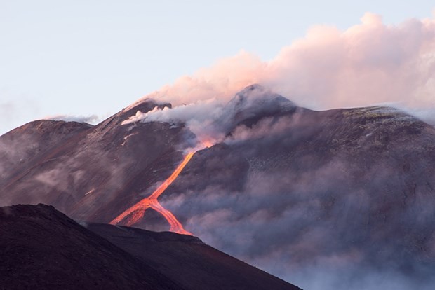 Etna hala püskürtüyor