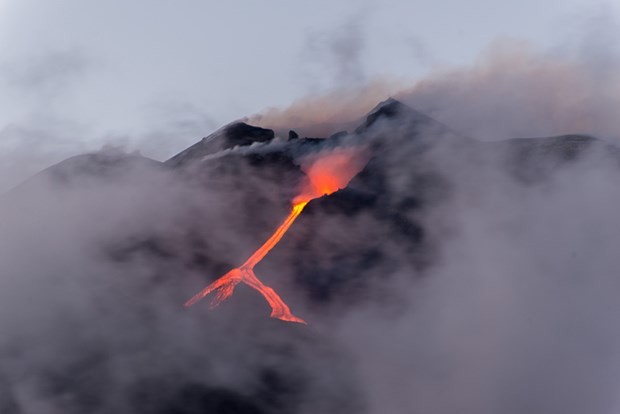 Etna hala püskürtüyor