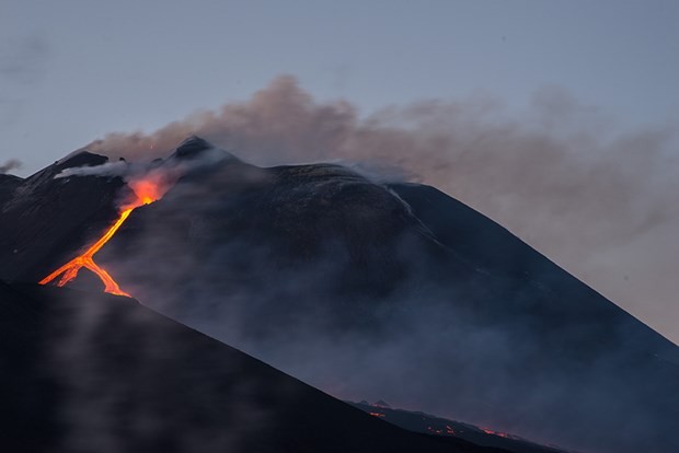 Etna hala püskürtüyor