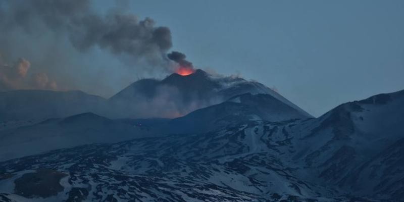 Etna hala püskürtüyor