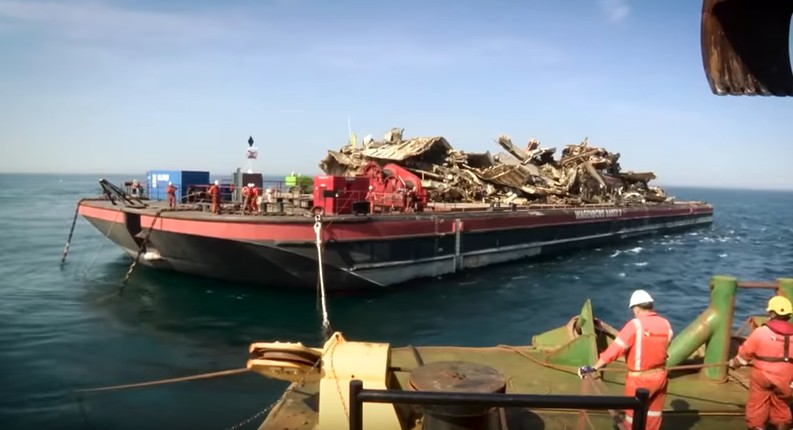 1400 araç ile batan geminin enkazı böyle çıkarıldı