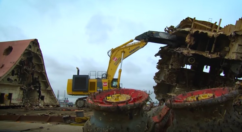 1400 araç ile batan geminin enkazı böyle çıkarıldı