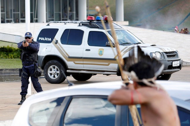 Topraklarını geri isteyen yerliler sokağa indi, polise ok attı!