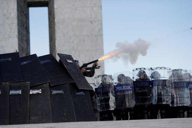 Topraklarını geri isteyen yerliler sokağa indi, polise ok attı!