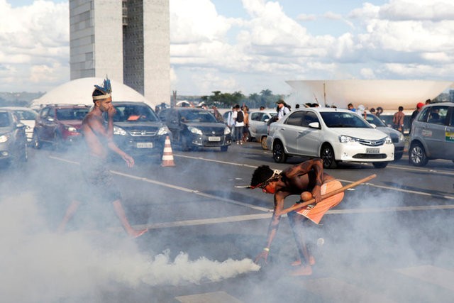 Topraklarını geri isteyen yerliler sokağa indi, polise ok attı!