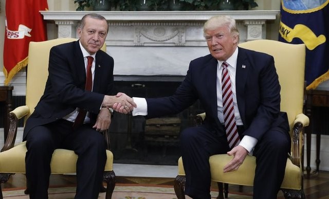 Trump ve Erdoğan'ın dikkat çeken tokalaşması