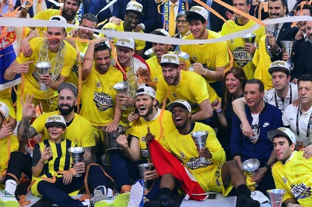 Fenerbahçe şampiyonluk kupasını aldı!