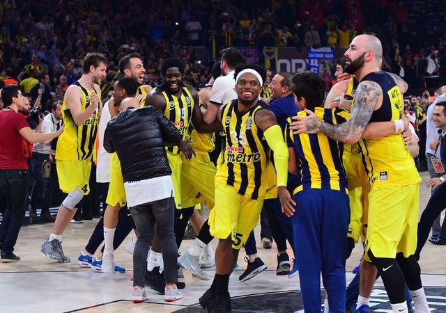 Fenerbahçe şampiyonluk kupasını aldı!