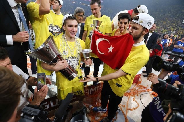 Fenerbahçeli basketbolcular tarihi zaferi böyle değerlendirdi